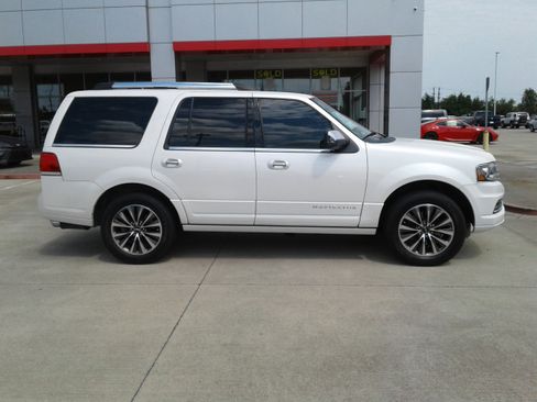 Used 2017 Lincoln Navigator Select image 8