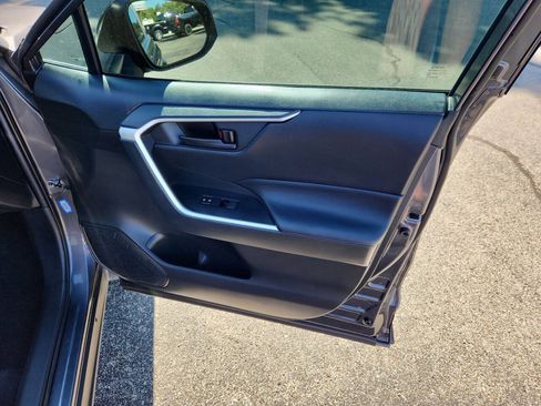 Used 2020 Toyota RAV4 LE FWD image 22