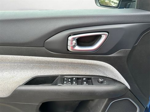 Used 2024 Jeep Compass Latitude image 23