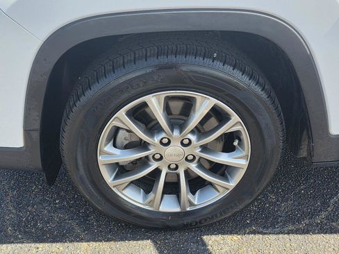 Used 2020 Jeep Cherokee Latitude Plus FWD image 34