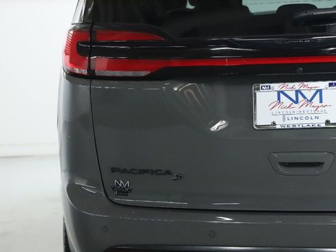 Used 2021 Chrysler Pacifica Touring-L w/ Uconnect Theater Family Group image 44