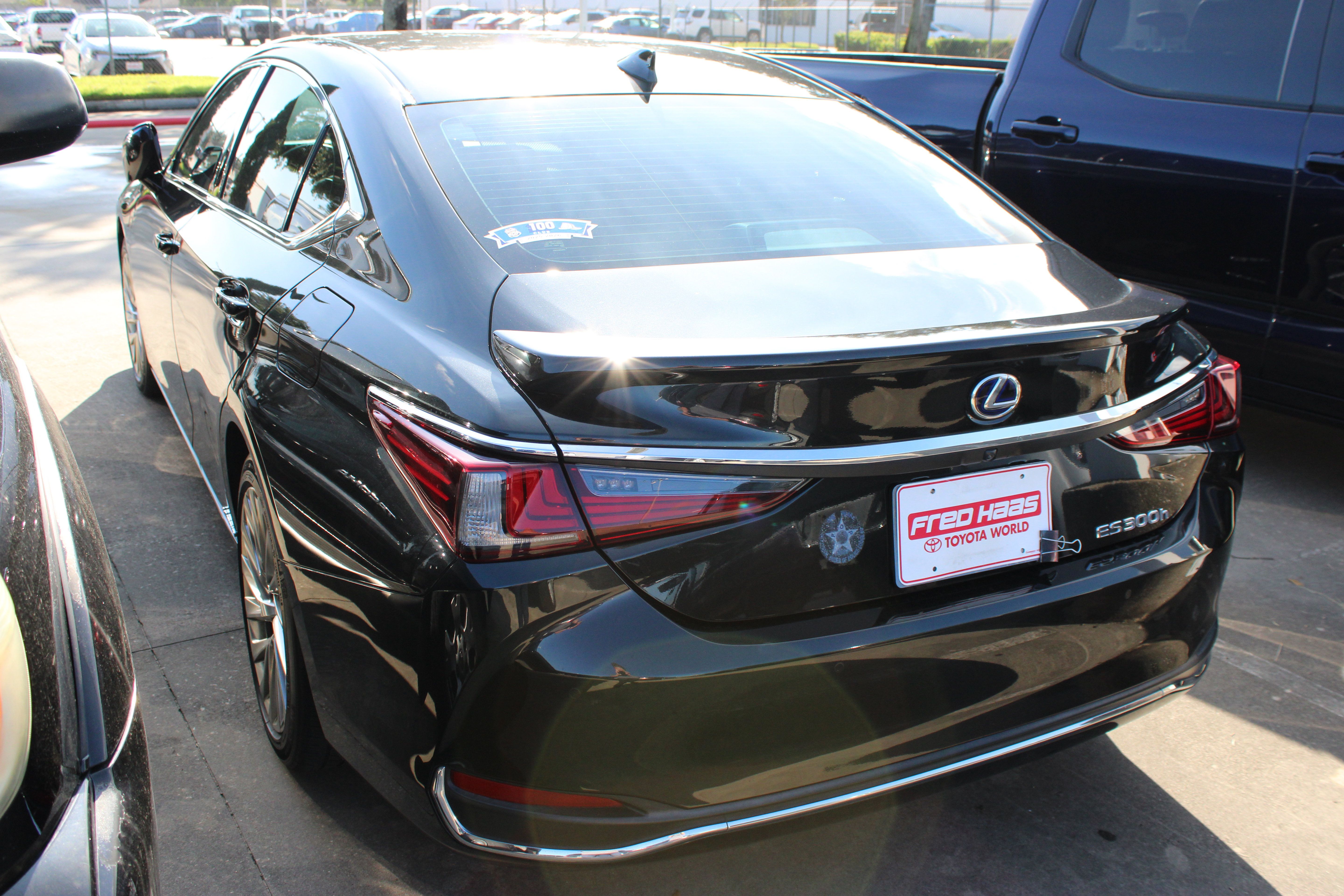 Used 2022 Lexus ES 300h w/ Accessory Package FWD image 7