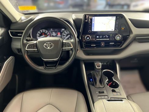 Used 2021 Toyota Highlander XLE AWD/4WD image 24