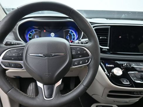 Used 2024 Chrysler Pacifica Limited FWD image 16