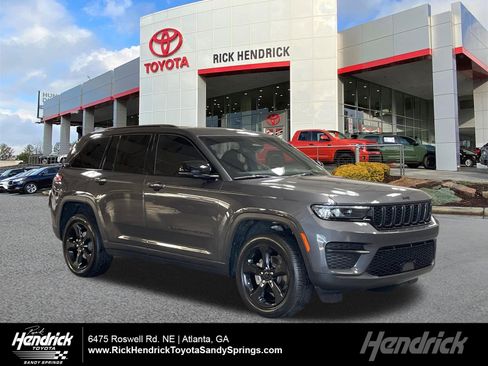 Used 2022 Jeep Grand Cherokee Altitude RWD image 1
