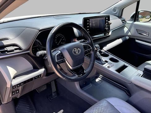 Used 2021 Toyota Sienna Limited FWD image 18