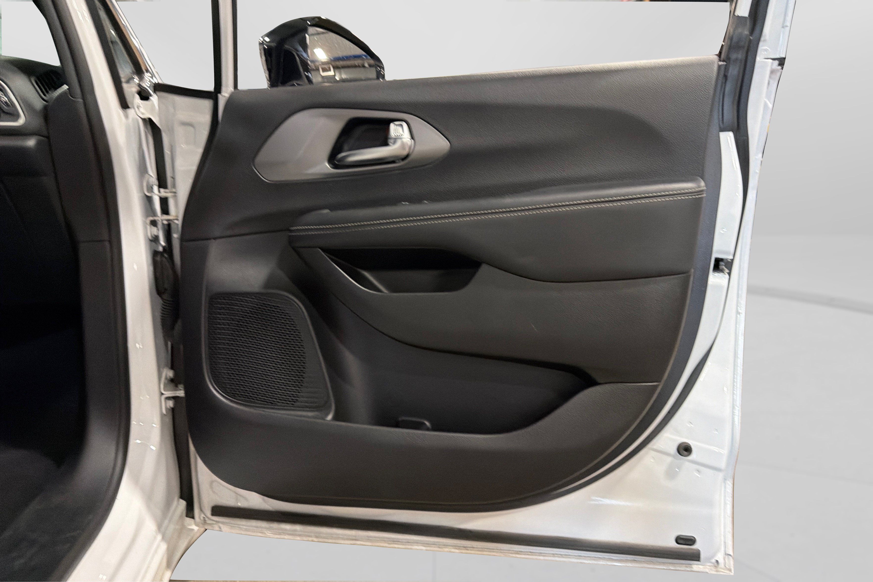 Used 2025 Chrysler Pacifica Select FWD image 39