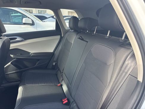 Used 2025 Volkswagen Taos SE image 10