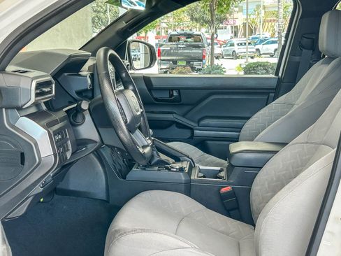 Used 2025 Toyota Tacoma SR5 AWD/4WD image 17