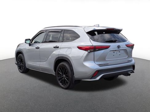 Used 2023 Toyota Highlander XSE AWD/4WD image 4