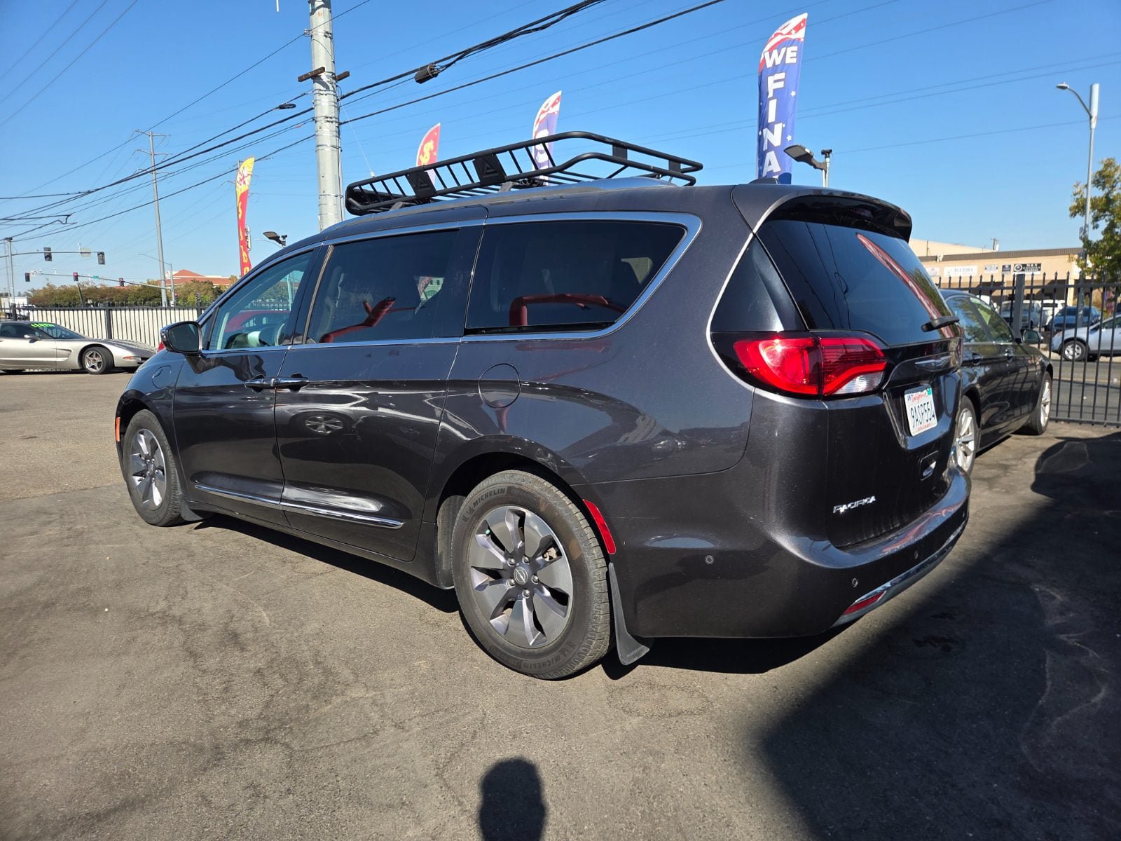 Used 2018 Chrysler Pacifica Limited w/ Advanced Safetytec Group FWD image 2