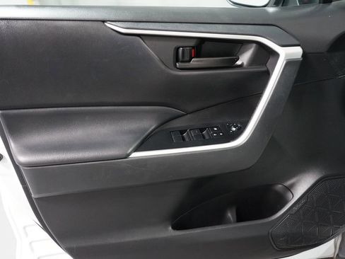 Used 2021 Toyota RAV4 LE image 27