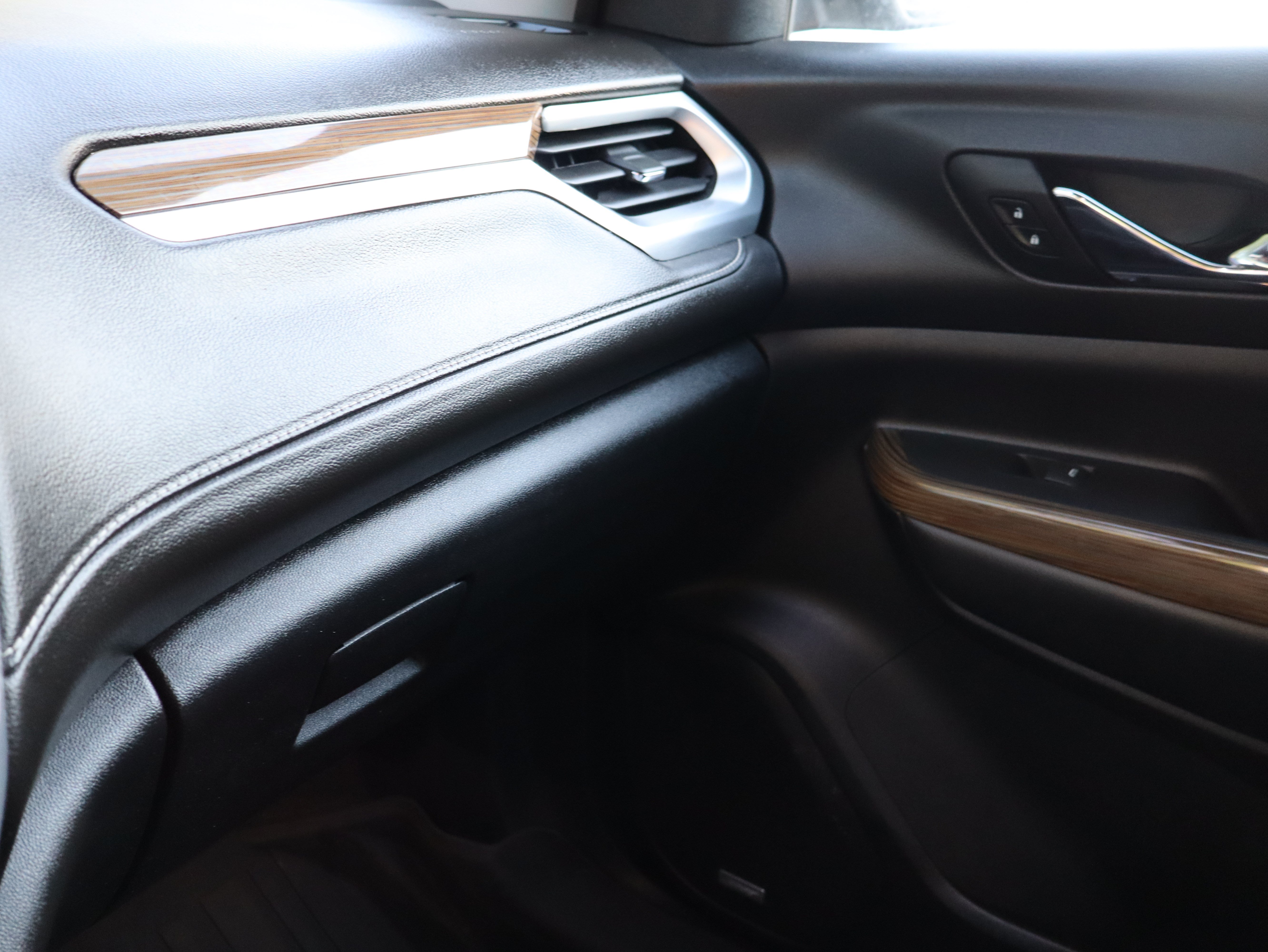 Used 2023 GMC Acadia SLE w/ Driver Convenience Package FWD image 33