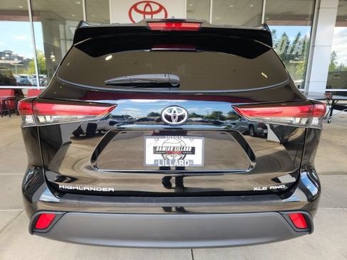 Used 2023 Toyota Highlander XLE AWD/4WD image 10