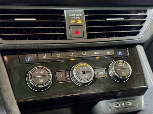Used 2024 Volkswagen Jetta SE image 13