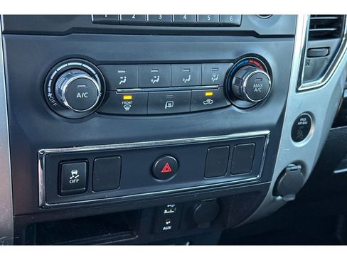 Used 2018 Nissan Titan SV image 21