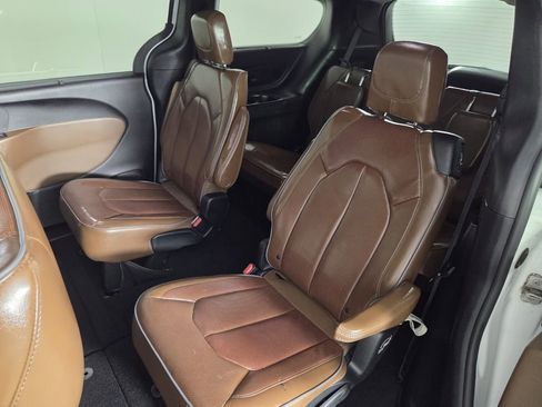 Used 2017 Chrysler Pacifica Limited w/ Advanced Safetytec Group image 24