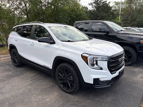 Used 2023 GMC Terrain SLE w/ Driver Convenience Package AWD/4WD image 4