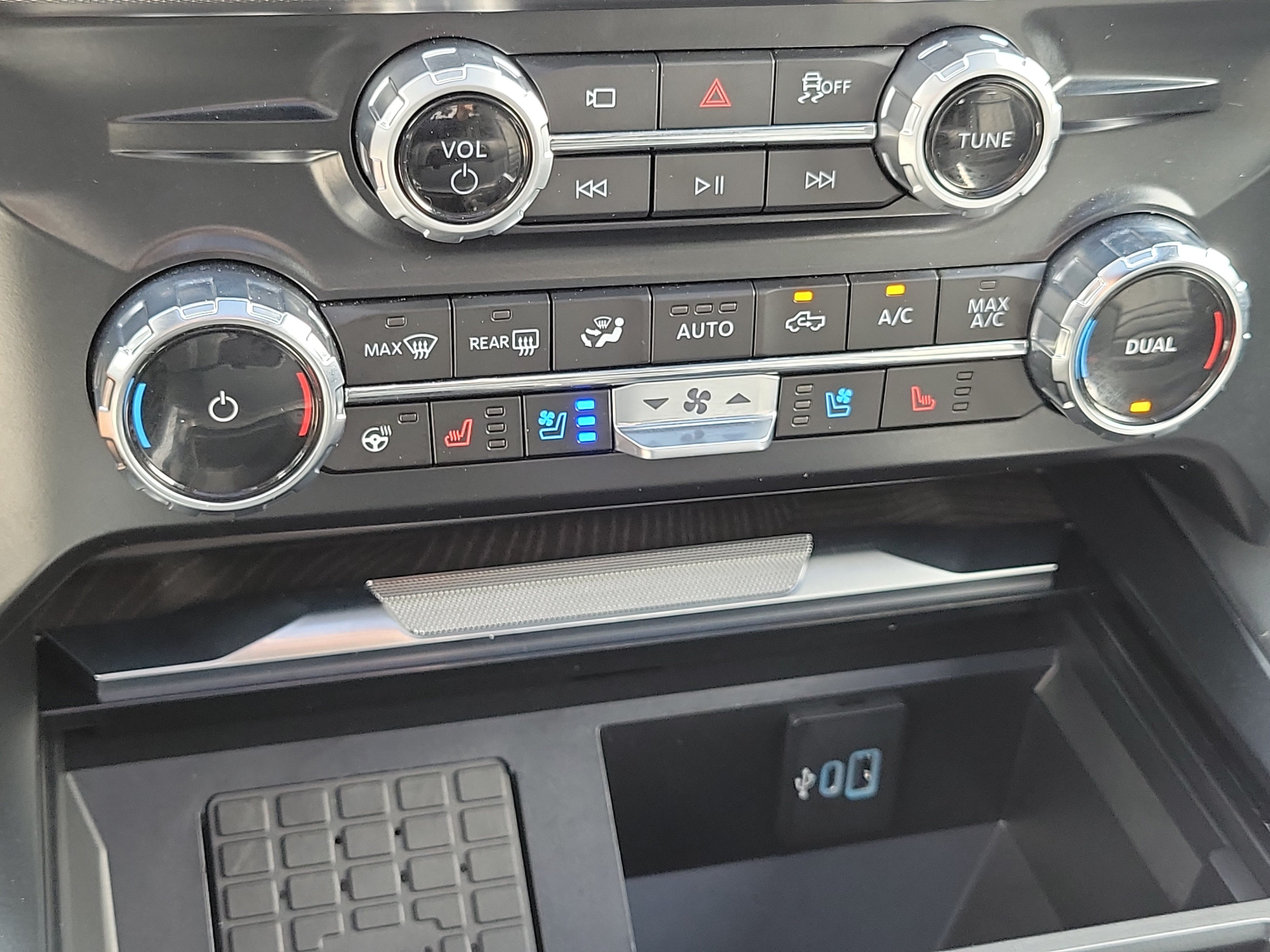 Used 2025 Ford F250 Platinum w/ FX4 Off-Road Package AWD/4WD image 31
