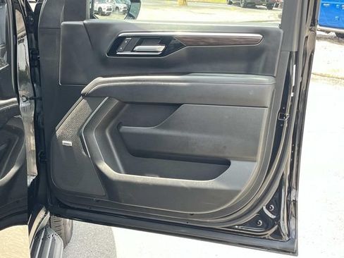 Used 2025 Chevrolet Tahoe Premier RWD image 24