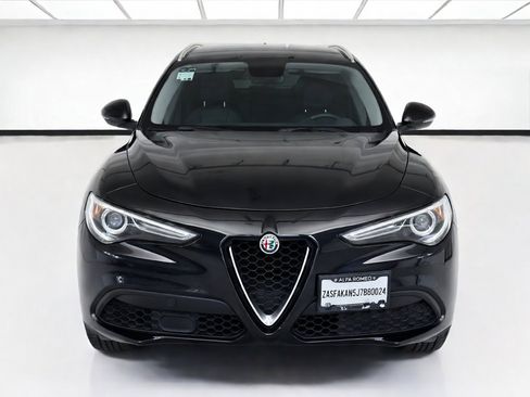 Used 2018 Alfa Romeo Stelvio AWD image 2