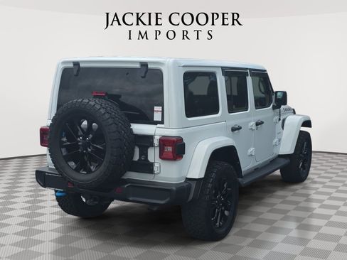 Used 2022 Jeep Wrangler Unlimited Sahara w/ Cold Weather Group AWD/4WD image 5