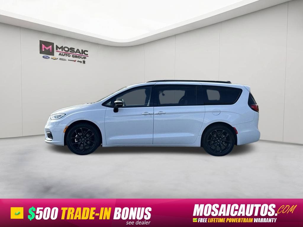 Used 2025 Chrysler Pacifica Limited FWD image 4