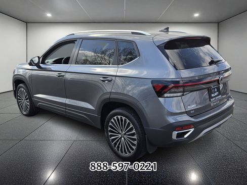 Certified 2025 Volkswagen Taos SE image 3