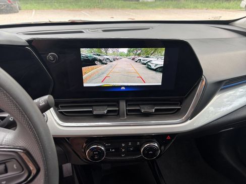 Used 2025 Chevrolet Trax LT FWD image 16