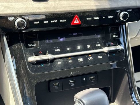Used 2024 Kia Carnival EX FWD image 18