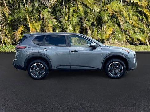 Used 2024 Nissan Rogue SV FWD image 4