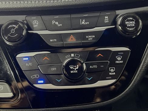 Used 2024 Chrysler Pacifica Touring FWD image 26