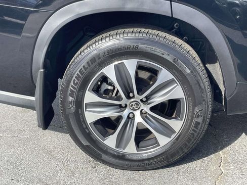 Used 2023 Toyota Highlander XLE image 9