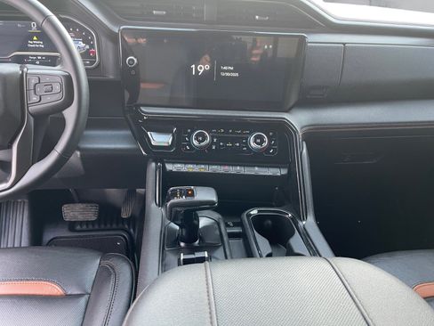 Used 2024 GMC Sierra 1500 AT4 w/ AT4 Preferred Package image 11