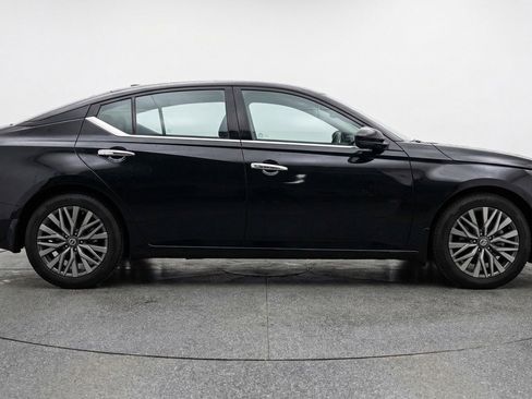 Used 2025 Nissan Altima 2.5 SV FWD image 11