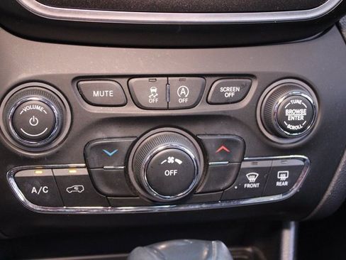 Used 2019 Jeep Cherokee Trailhawk w/ Cold Weather Group image 25