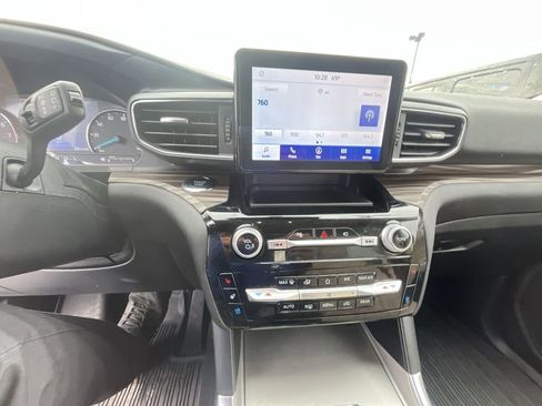 Used 2022 Ford Explorer Limited w/ Equipment Group 301A image 18