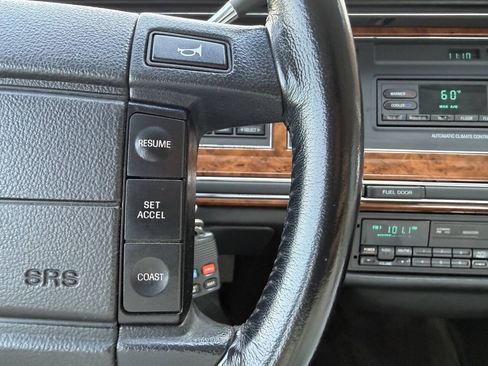 Used 1994 Lincoln Town Car Signature RWD image 18