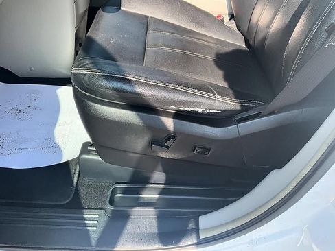 Used 2016 Chrysler Town & Country Touring w/ Driver Convenience Group FWD image 16