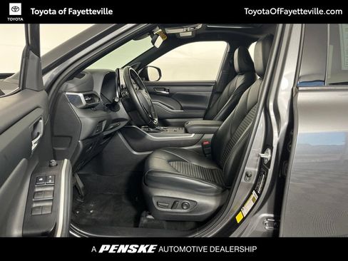 Used 2021 Toyota Highlander XSE FWD image 30