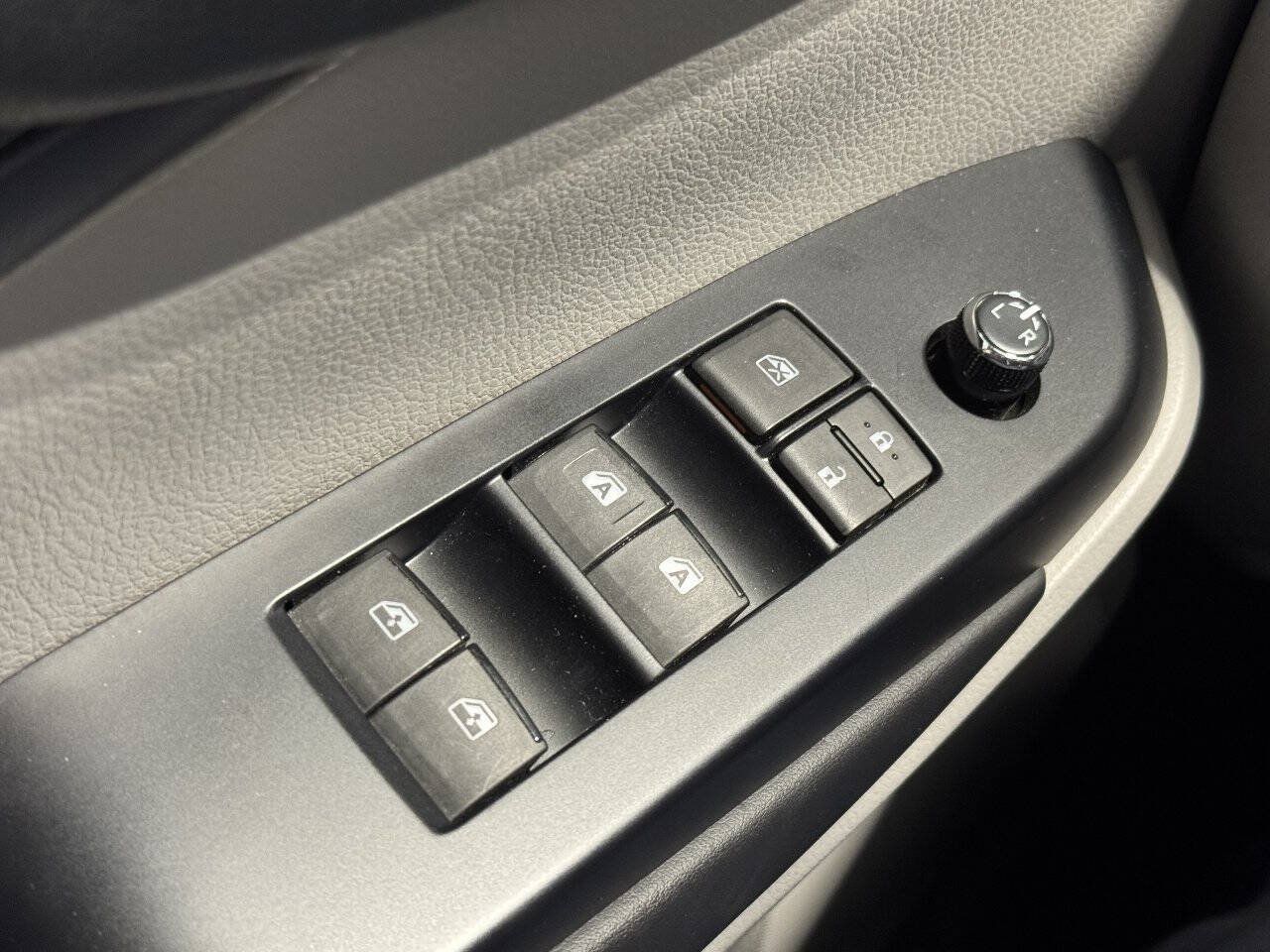 Used 2019 Toyota Highlander XLE AWD/4WD image 34