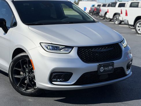 New 2026 Chrysler Pacifica Select image 5