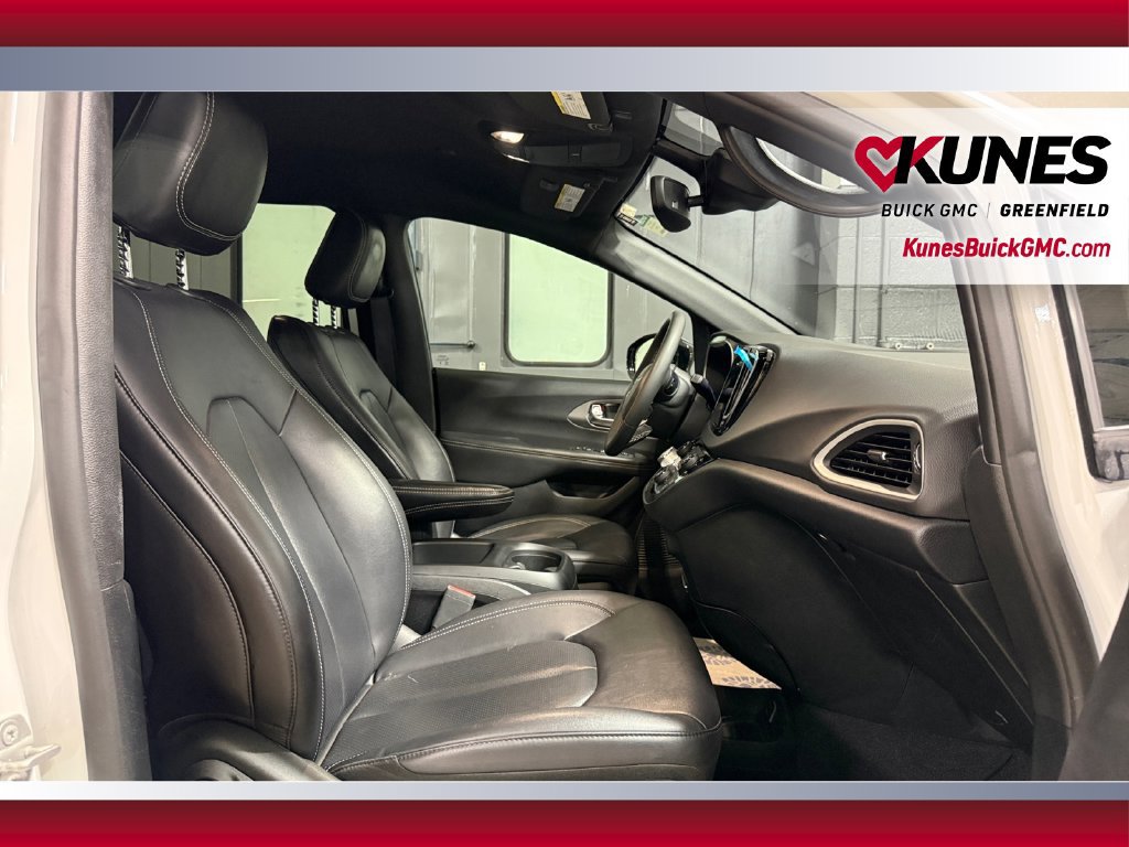 Used 2025 Chrysler Pacifica Select FWD image 36