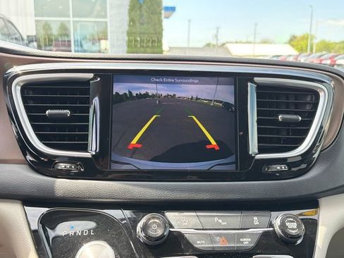 Used 2018 Chrysler Pacifica Touring-L Plus FWD image 24