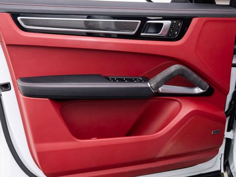 Used 2023 Porsche Cayenne Turbo image 13