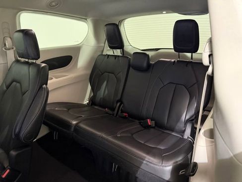 Used 2023 Chrysler Pacifica Touring-L image 24