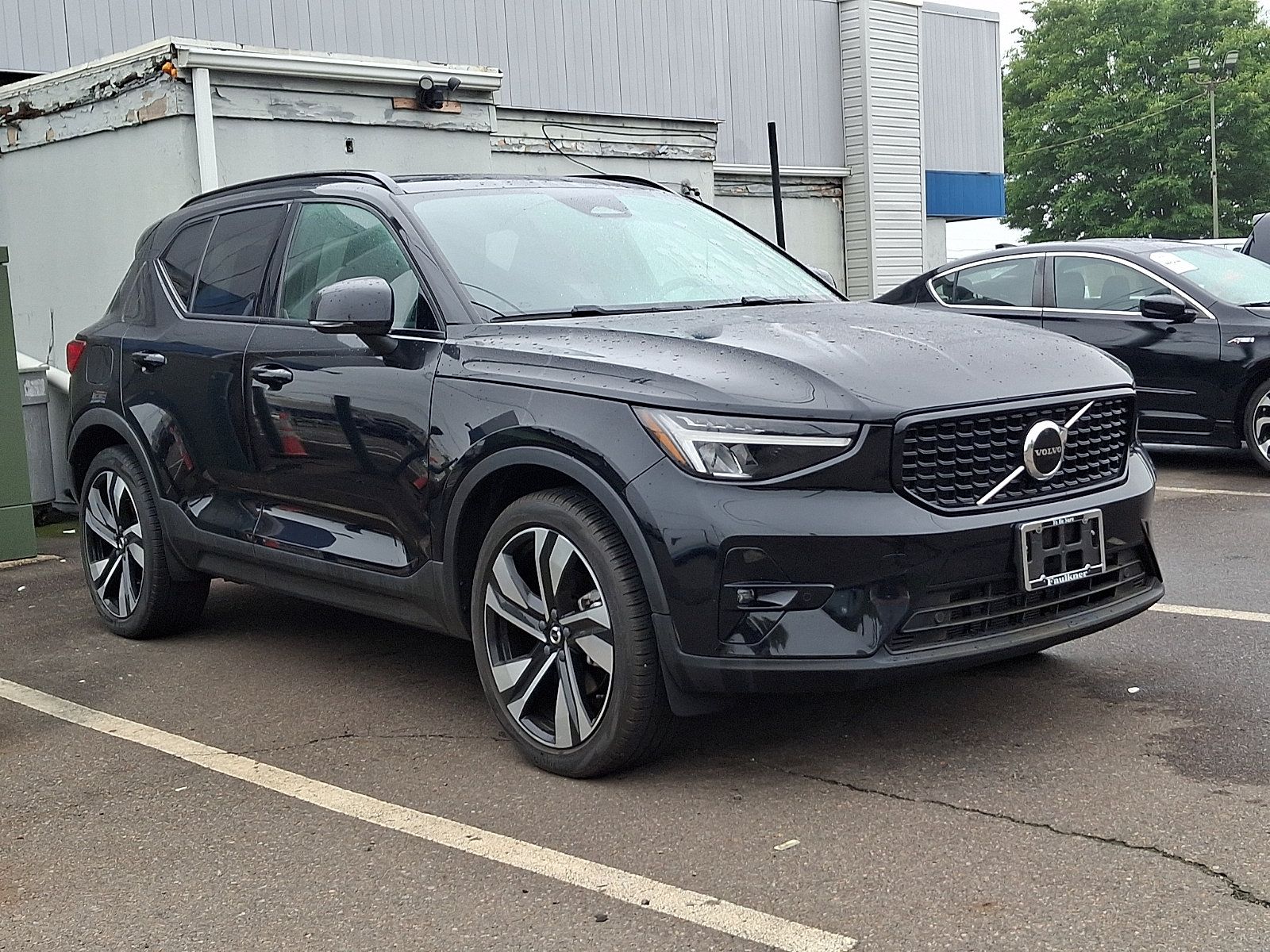 Used 2023 Volvo XC40 B5 Plus w/ Climate Package AWD/4WD image 2