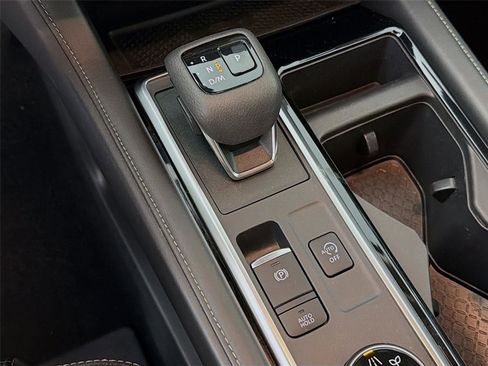 Used 2023 Nissan Pathfinder SL w/ Black Appearance Package image 17