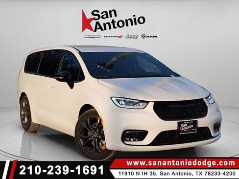 New 2026 Chrysler Pacifica Select image 1