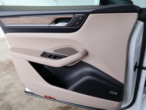 Used 2025 Porsche Macan 4S Electric image 33